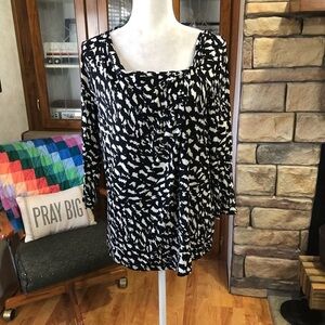 DANA BUCHMAN SIZE LARGE VERY STRETCHY 3/4 SLEEVE BLACK AND WHITE CAREER TOP.